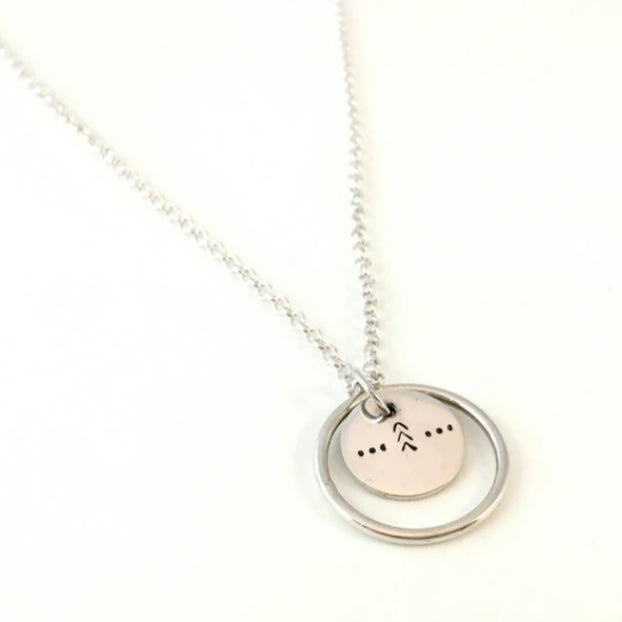 Collier en argent à pendentif rond et motif poinçonné. AUT20-06 - Christine Mercier atelier-boutique