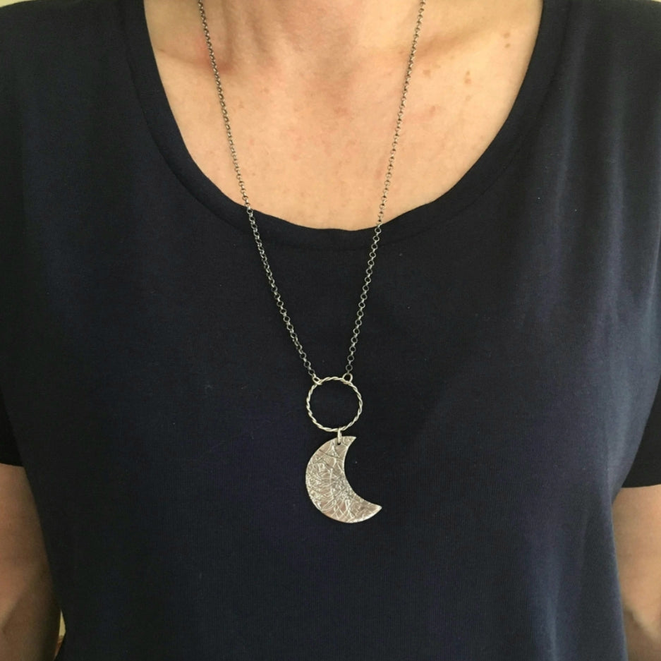 Collier à pendentif croissant de lune texturé - H192 - Christine Mercier atelier-boutique