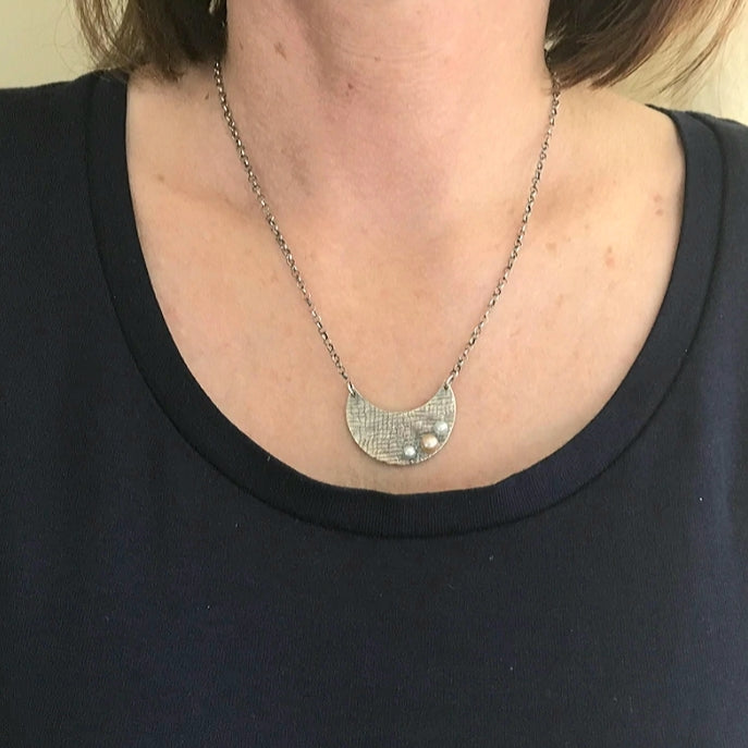 Collier croissant de lune en argent avec perles. H196 - Christine Mercier atelier-boutique