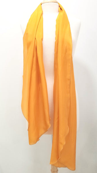Foulard long et léger en soie jaune.