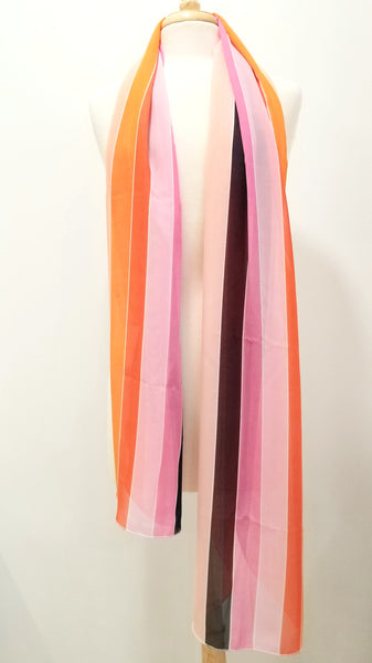 Foulard long à larges rayures en tons d'orange, rose et bleu marin.