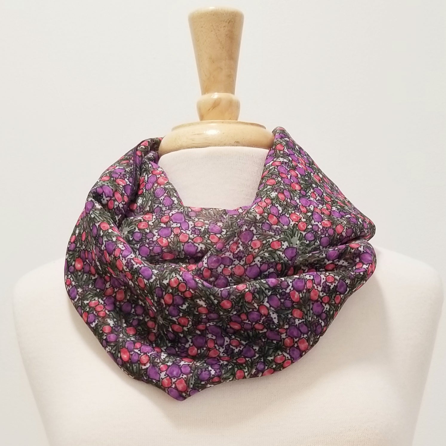 Foulard circulaire à motif de petites tulipes mauves et roses - Christine Mercier atelier-boutique