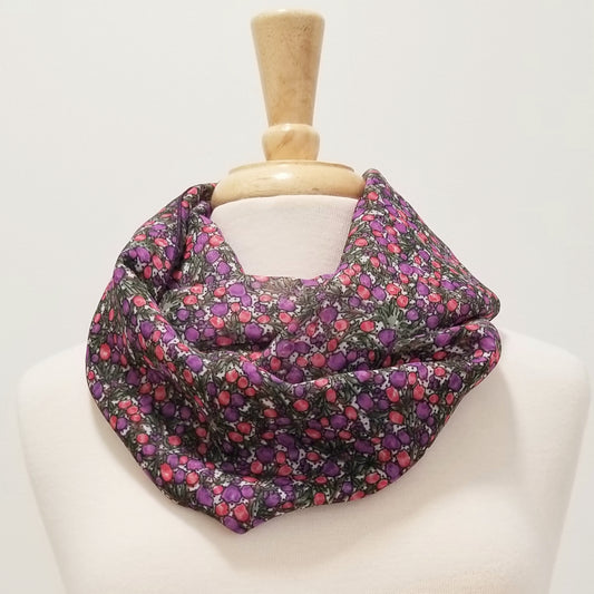 Foulard circulaire à motif de petites tulipes mauves et roses