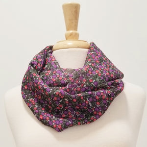 Foulard circulaire à motif de petites tulipes mauves et roses