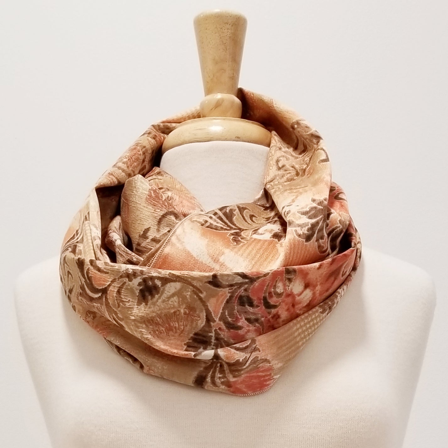 Foulard circulaire imprimé romantique : une touche de charme pour votre garde-robe