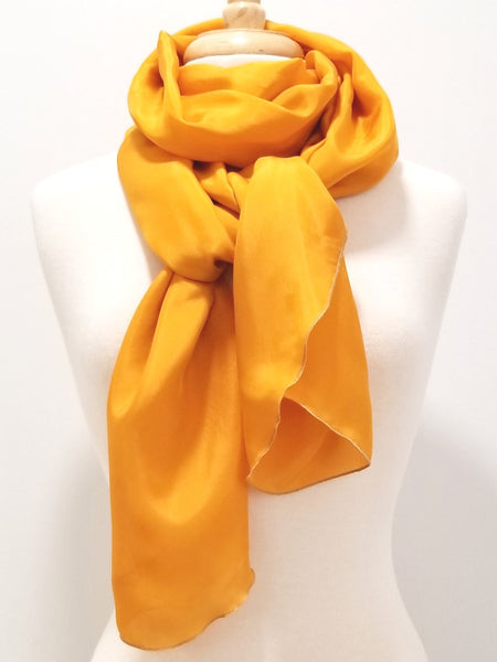 Foulard long et léger en soie jaune.