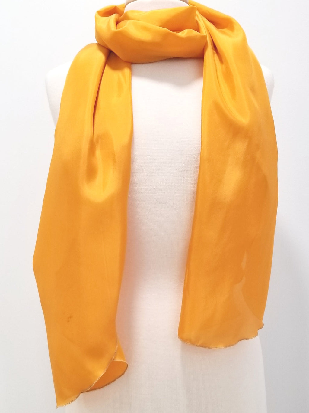 Foulard long et léger en soie jaune. - Christine Mercier atelier-boutique