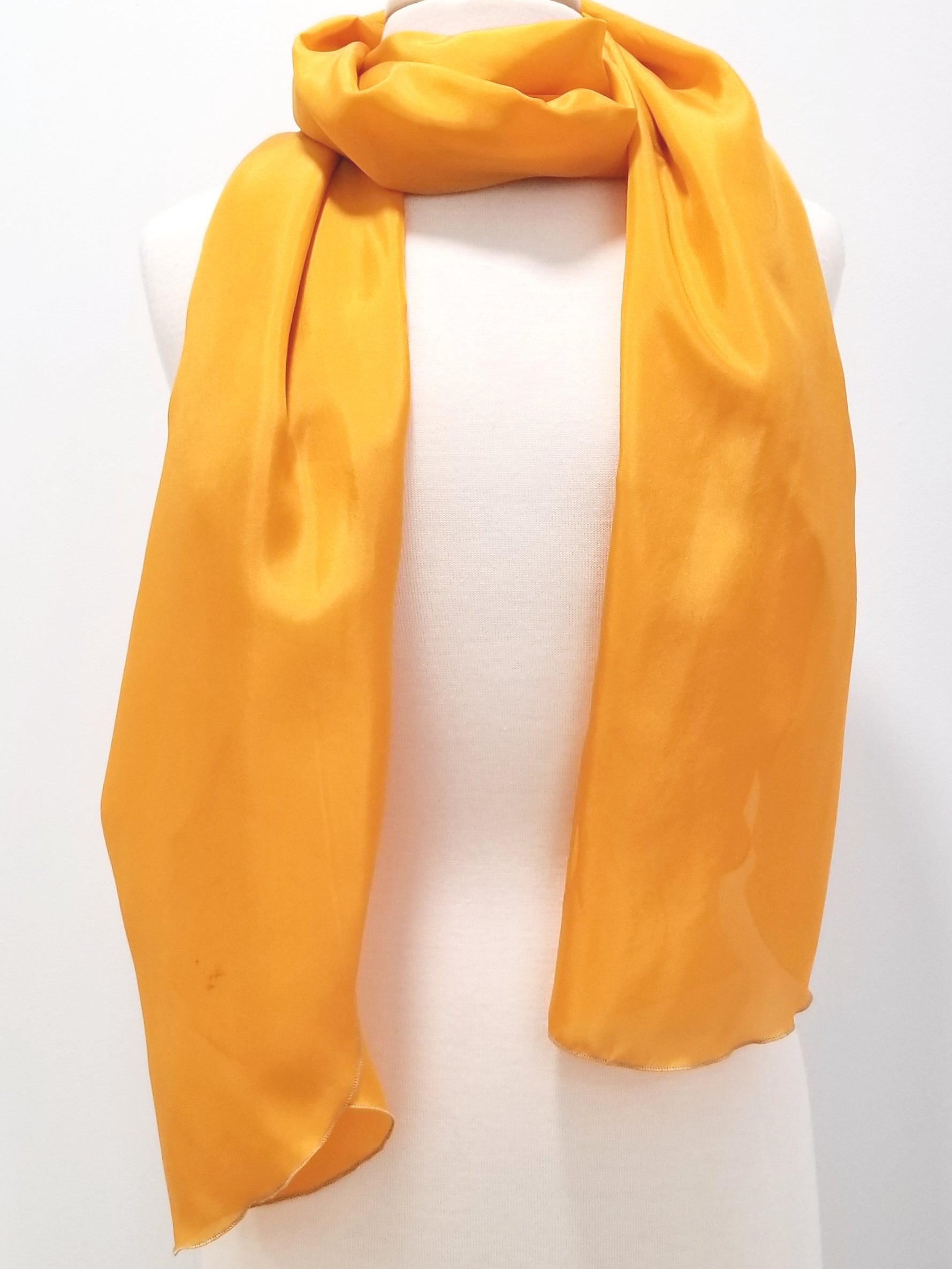 Foulard long et léger en soie jaune. - Christine Mercier atelier-boutique