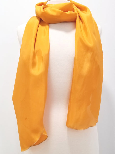 Foulard long et léger en soie jaune.