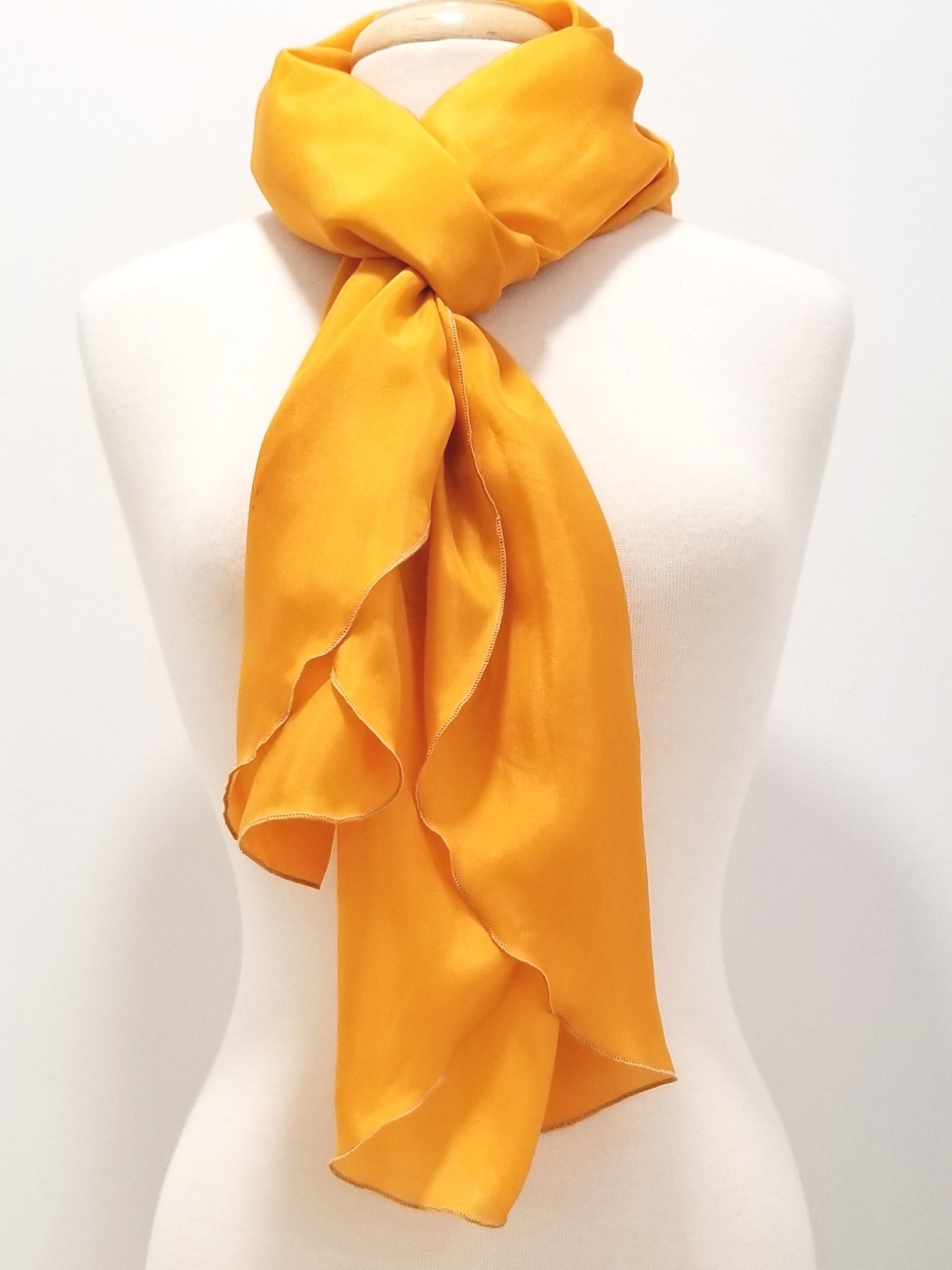 Foulard long et léger en soie jaune.