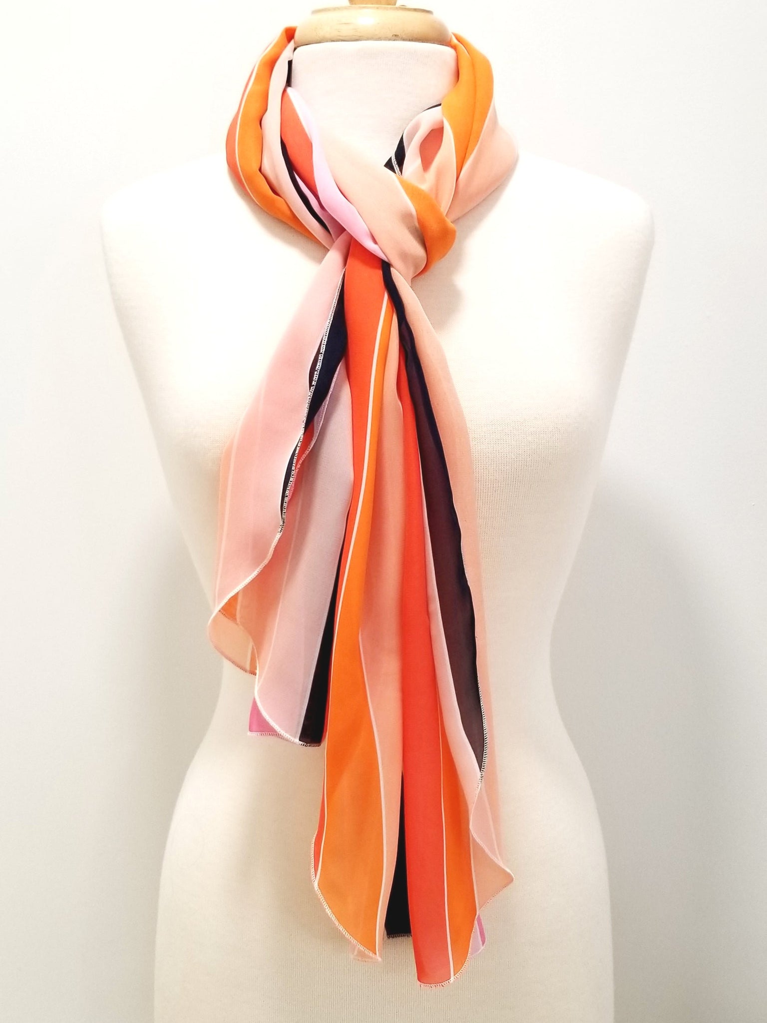 Foulard long à rayures orange, rose et bleu marin