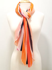 Foulard long à larges rayures en tons d'orange, rose et bleu marin.