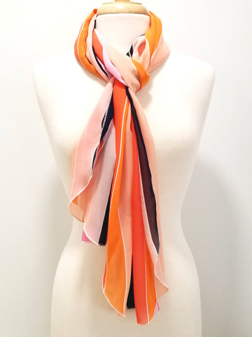 Foulard long à larges rayures en tons d'orange, rose et bleu marin.