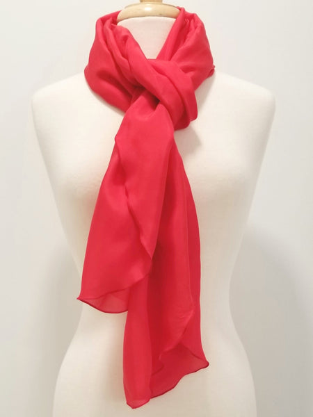 Foulard long et léger en pure soie rouge.