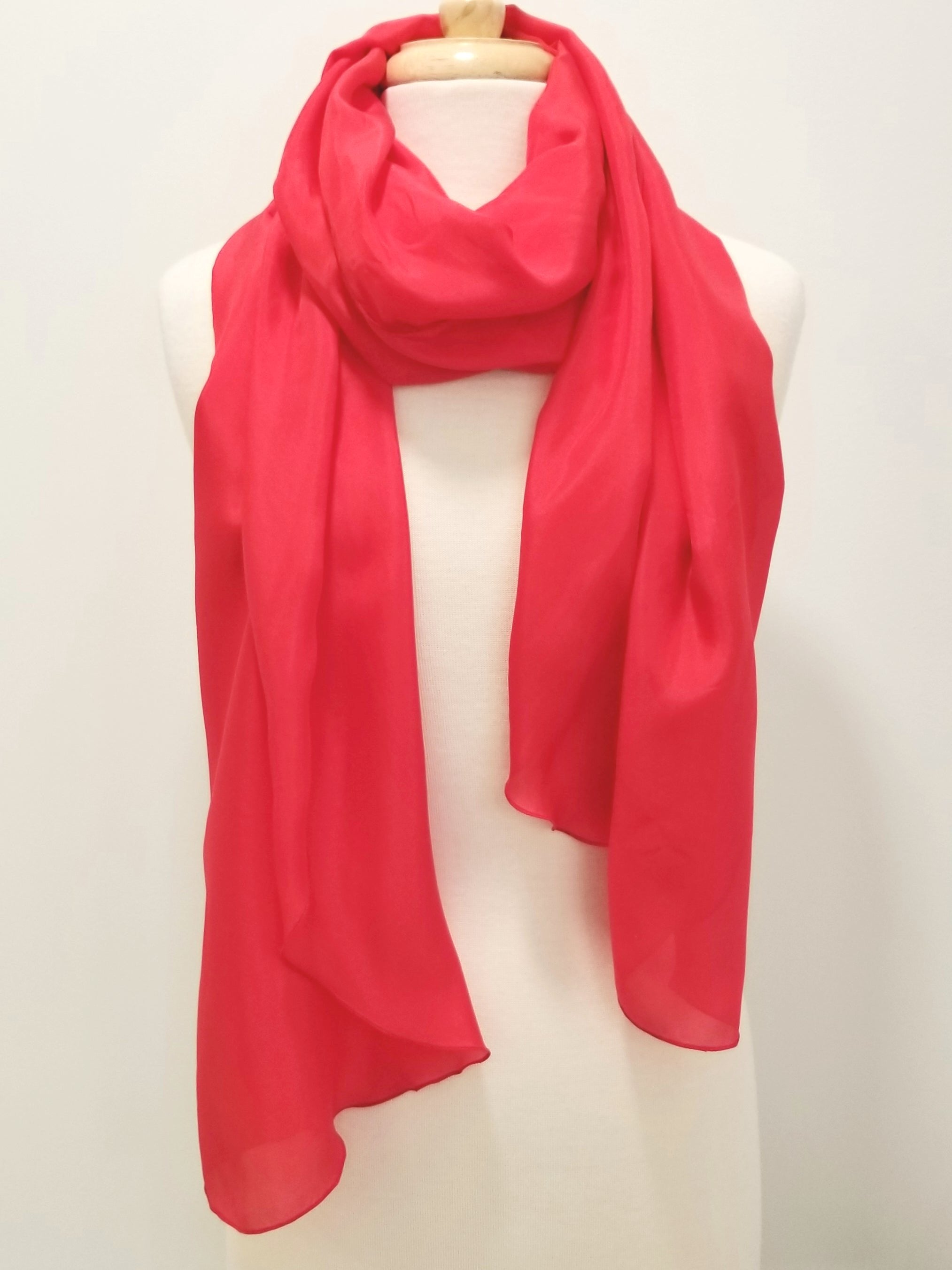 Foulard long et léger en pure soie rouge. - Christine Mercier atelier-boutique