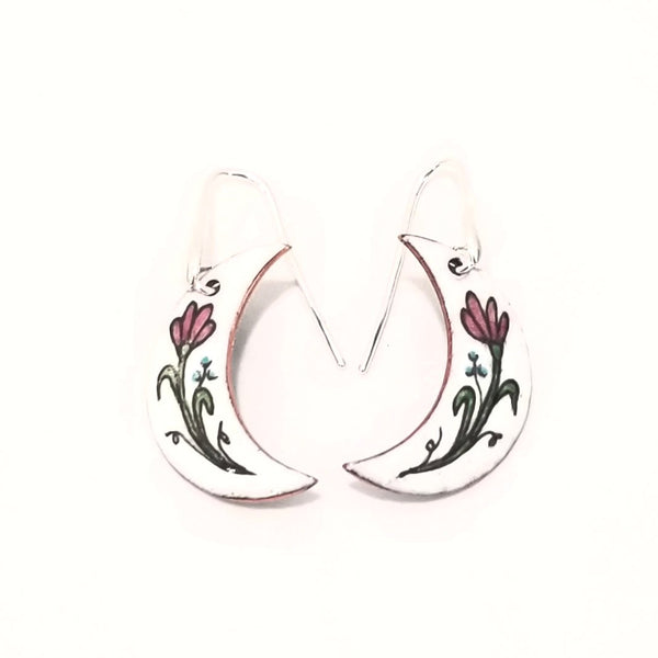 Boucles d'oreilles croissant de lune à fleur rose en émail sur cuivre, collection Flora