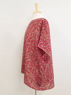 Tunique ample et fluide, imprimé feuillage magenta et beige.