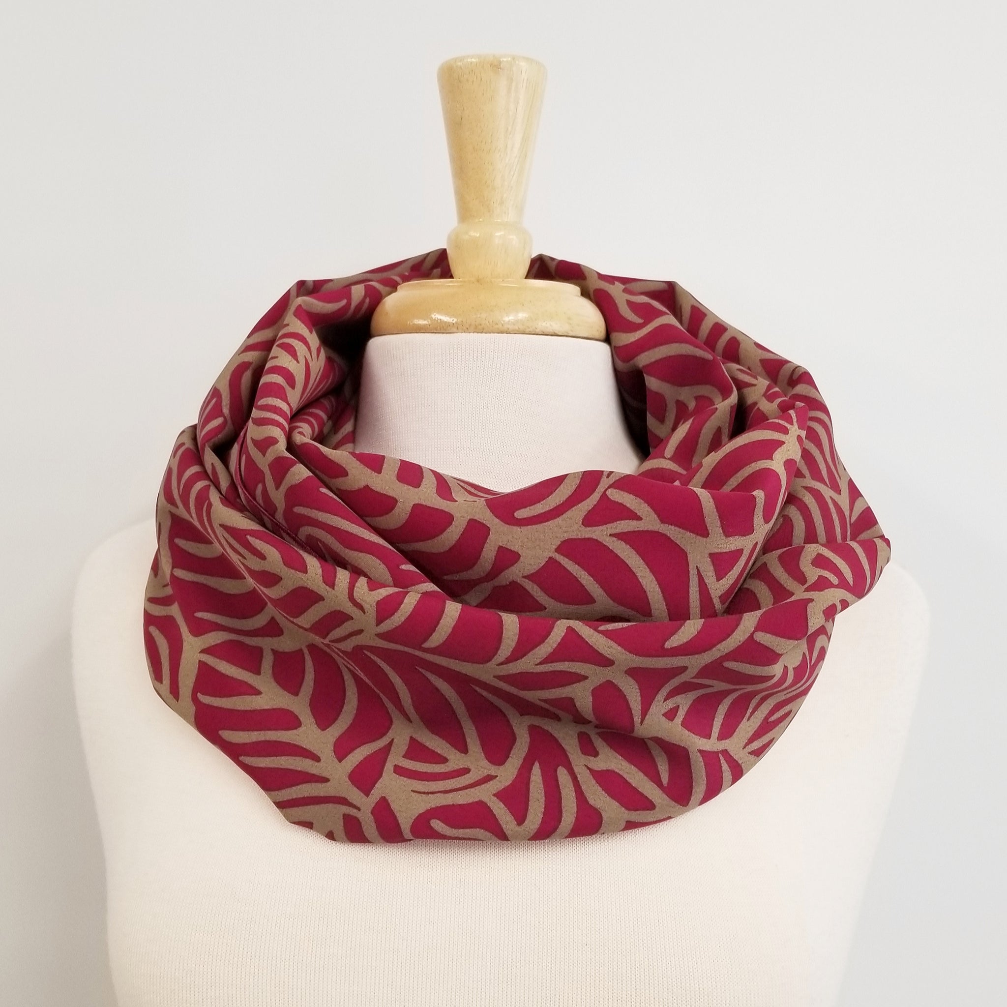 Foulard circulaire imprimé feuillage magenta et beige