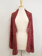 Foulard long imprimé feuillage magenta et beige 