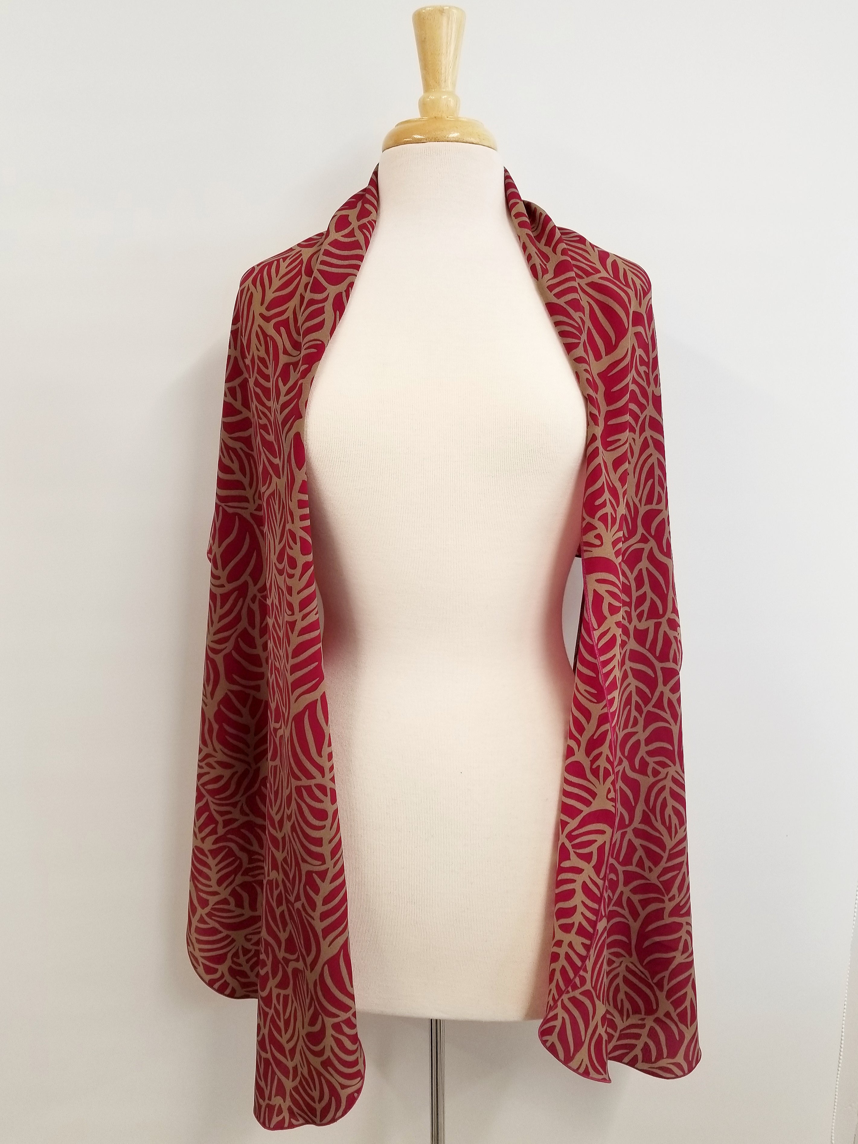 Foulard long imprimé feuillage magenta et beige 