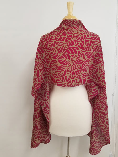 Foulard long imprimé feuillage magenta et beige