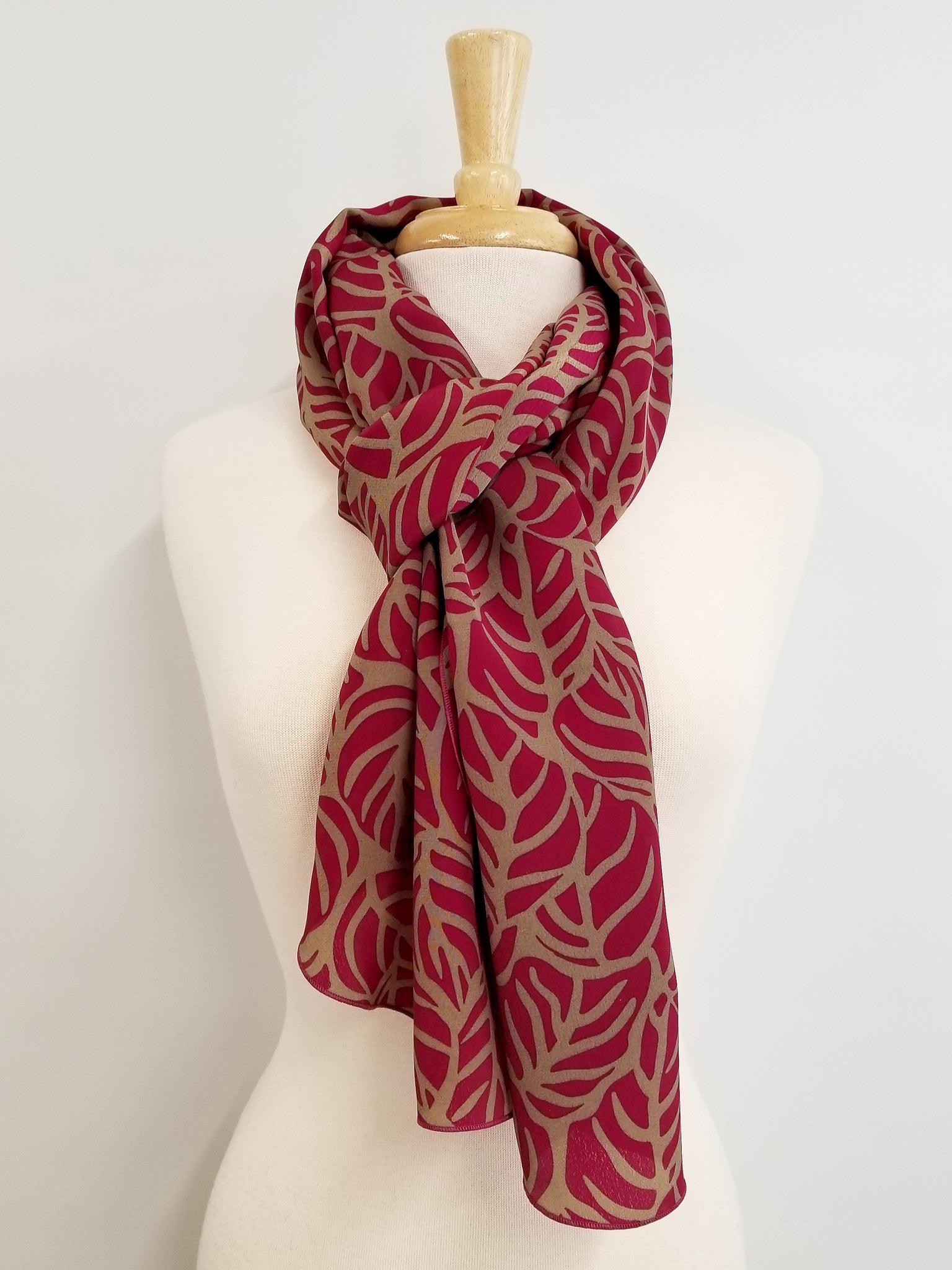 Foulard long imprimé feuillage magenta et beige