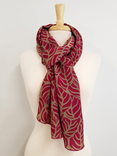 Foulard long imprimé feuillage magenta et beige