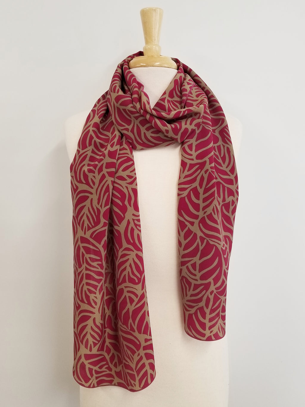 Foulard long imprimé feuillage magenta et beige 