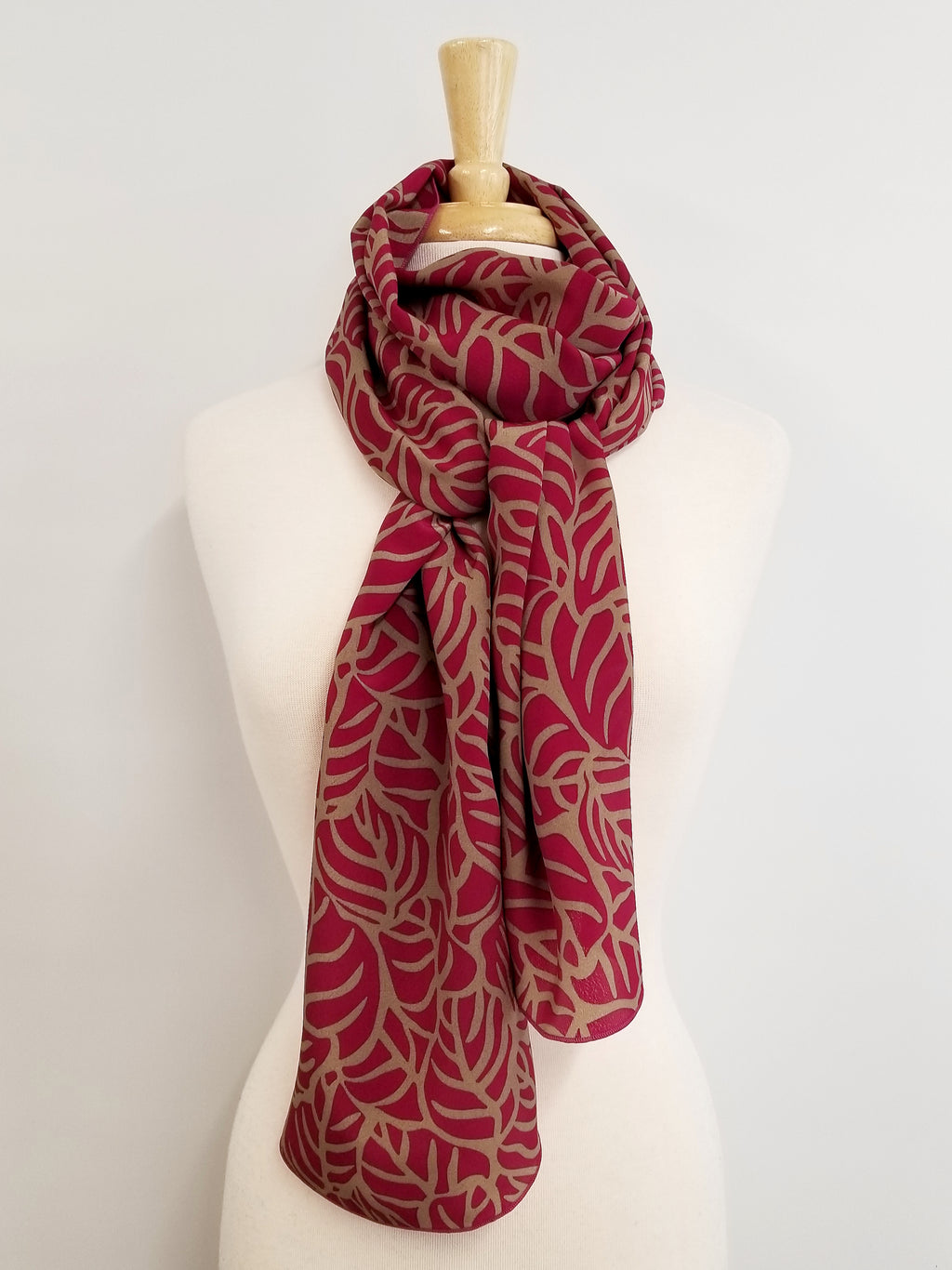 Foulard long imprimé feuillage magenta et beige 