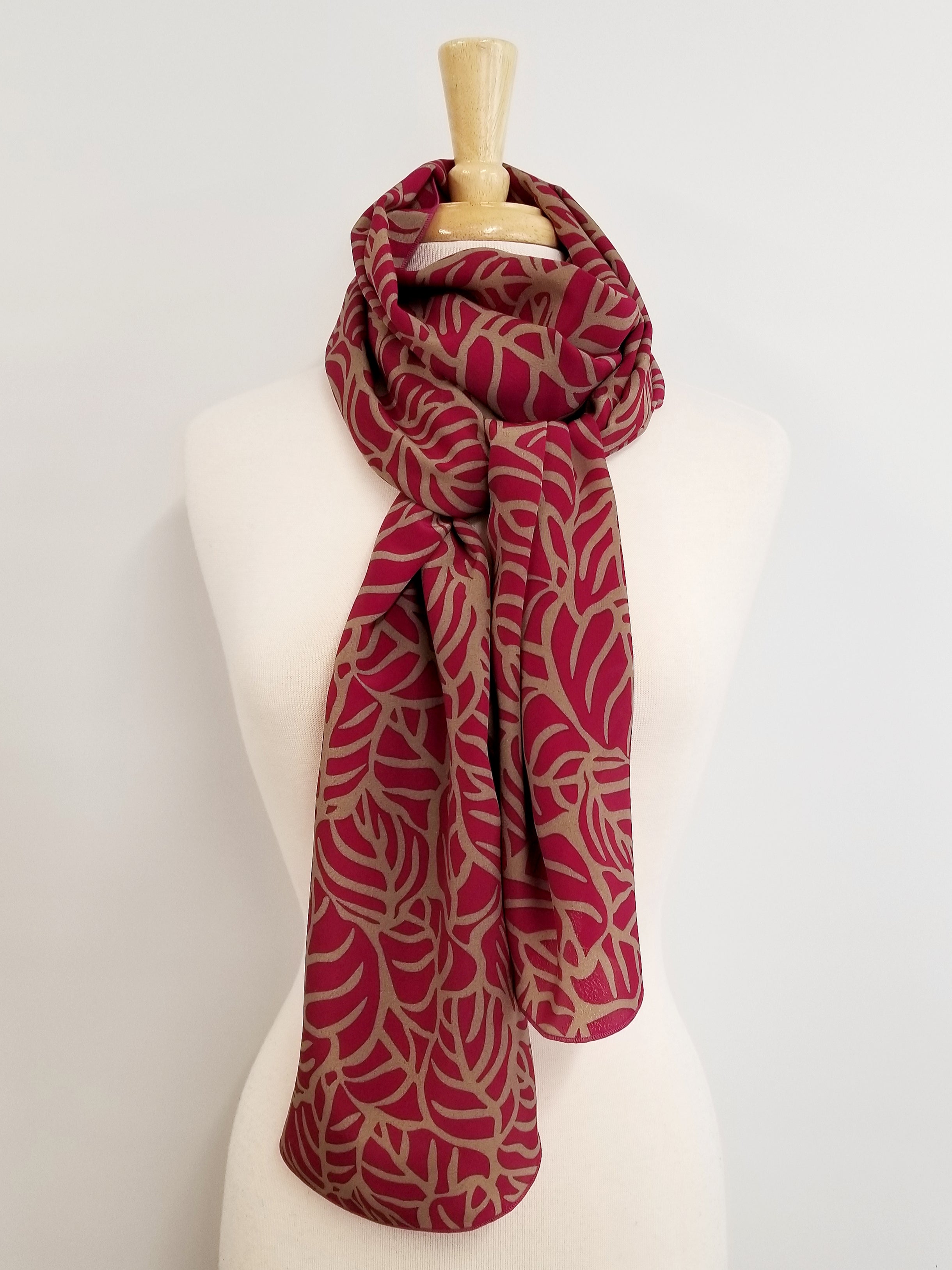 Foulard long imprimé feuillage magenta et beige 