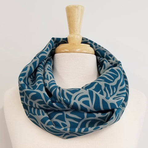 Foulard circulaire imprimé feuillage sarcelle et gris