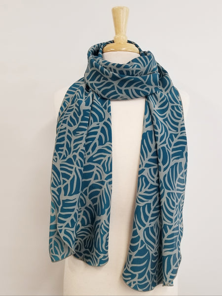 Foulard long imprimé feuillage sarcelle et gris