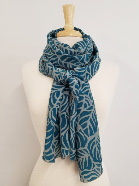 Foulard long imprimé feuillage sarcelle et gris