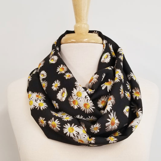 Foulard circulaire à motif de marguerites