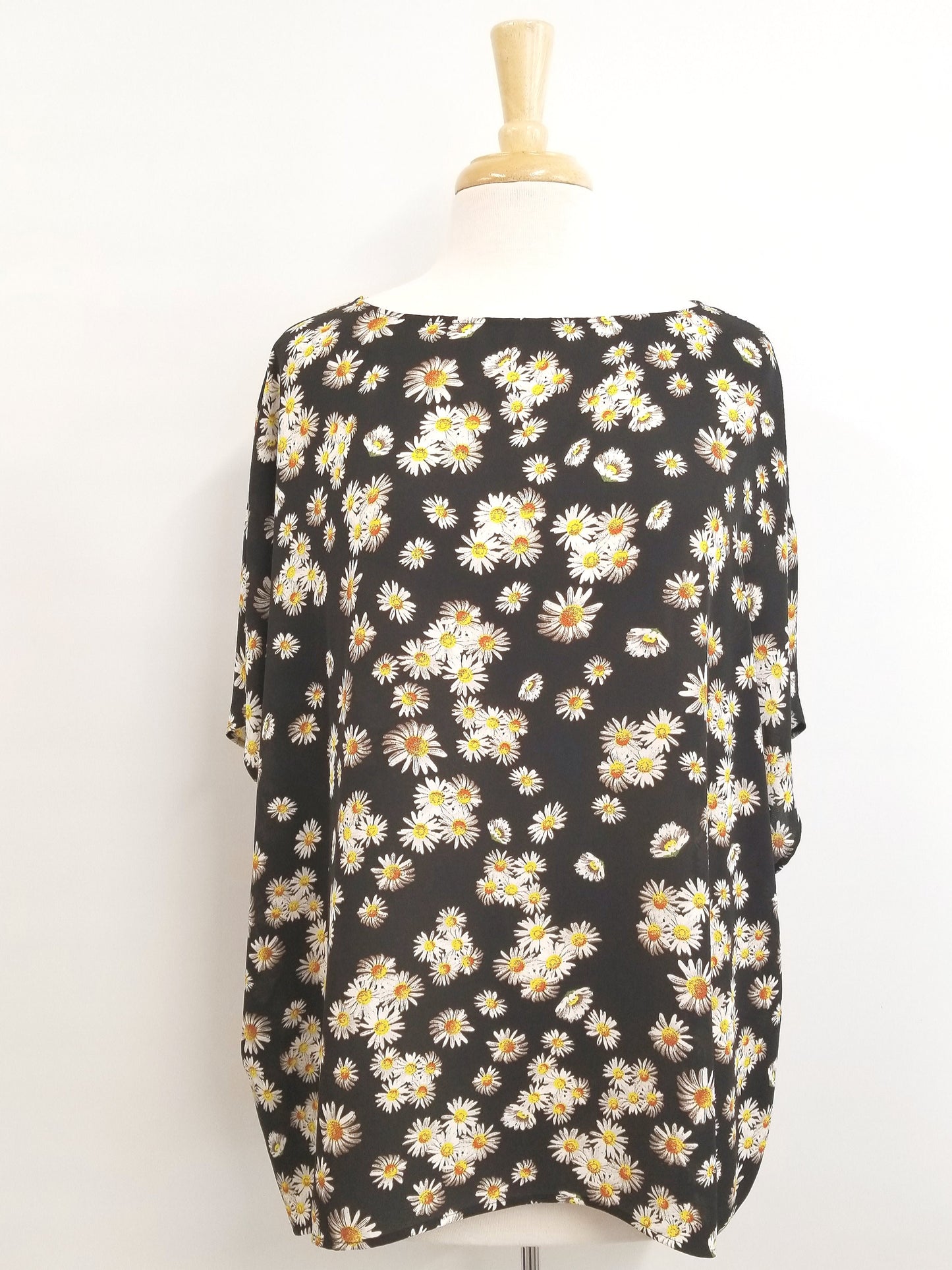 Loose and flowing tunic, daisy print on a black background