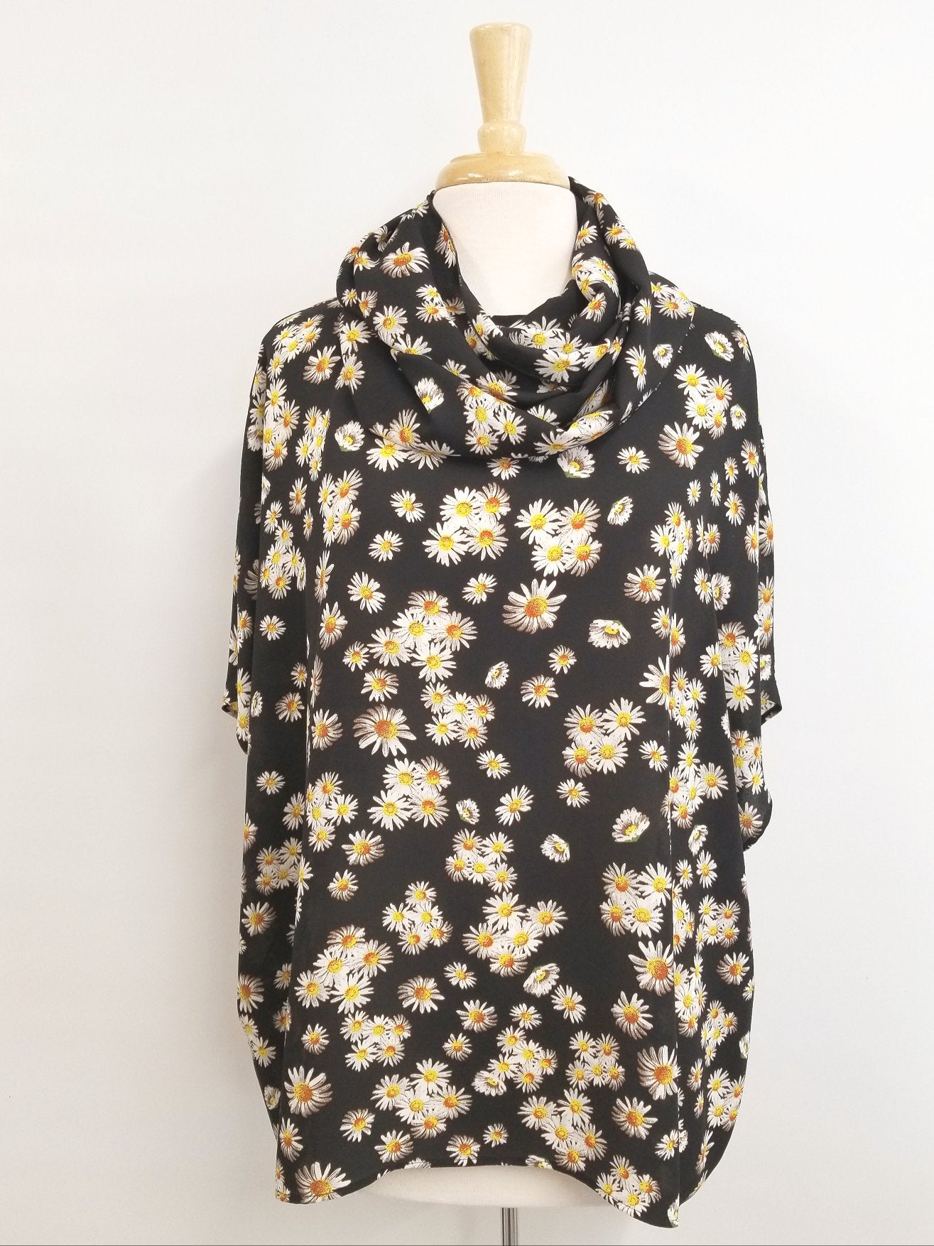 Loose and flowing tunic, daisy print on a black background
