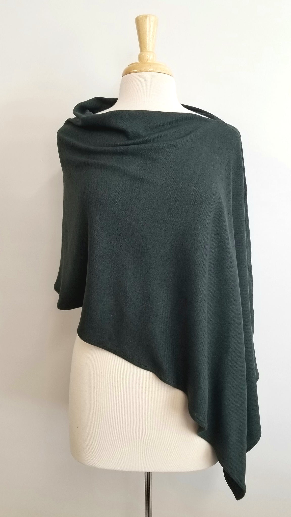 Poncho court et asymétrique en doux lainage