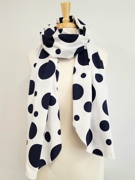 Foulard long en coton, grands pois bleu marine sur fond blanc