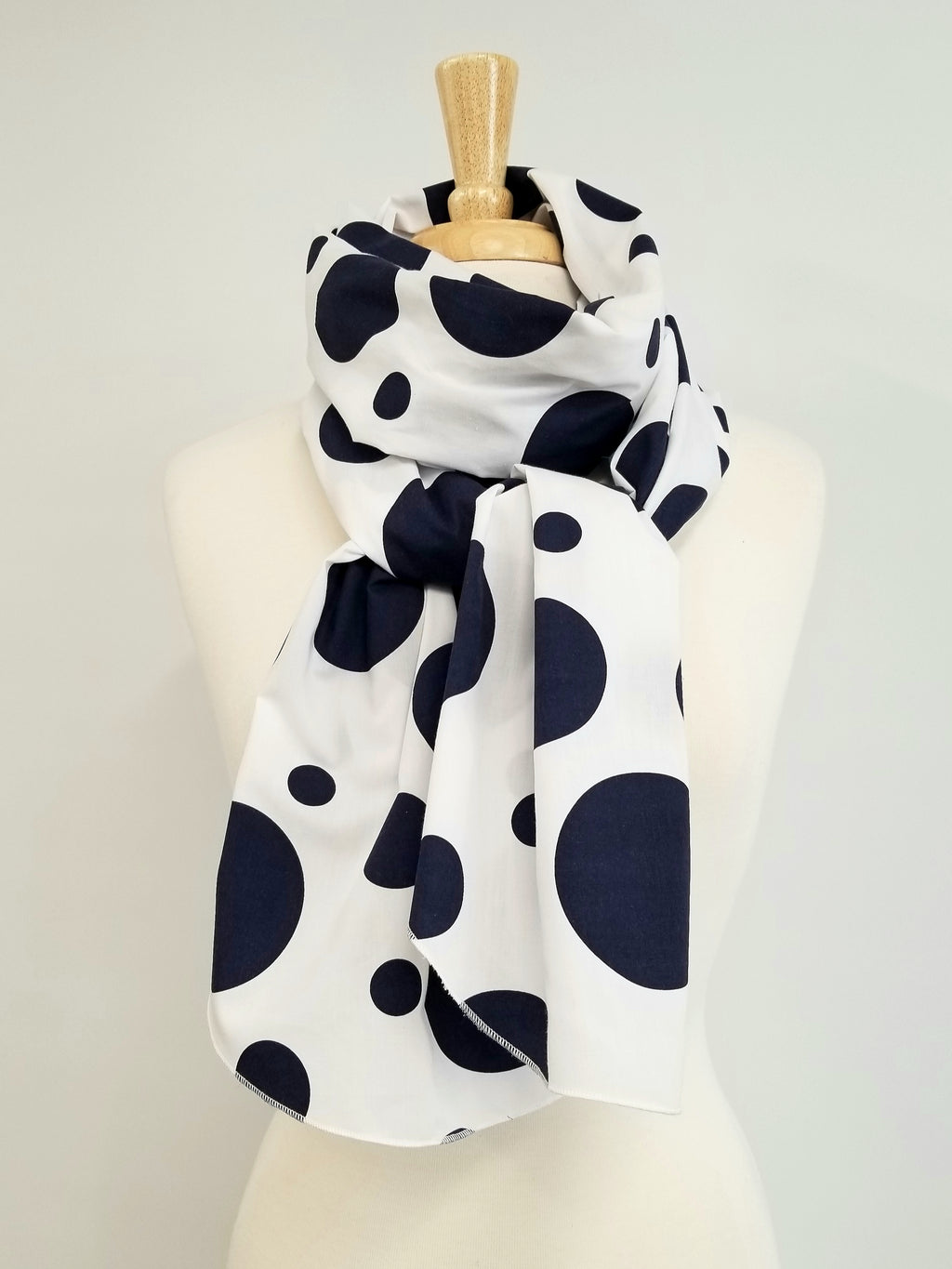 Foulard long coton à pois bleu marine sur blanc