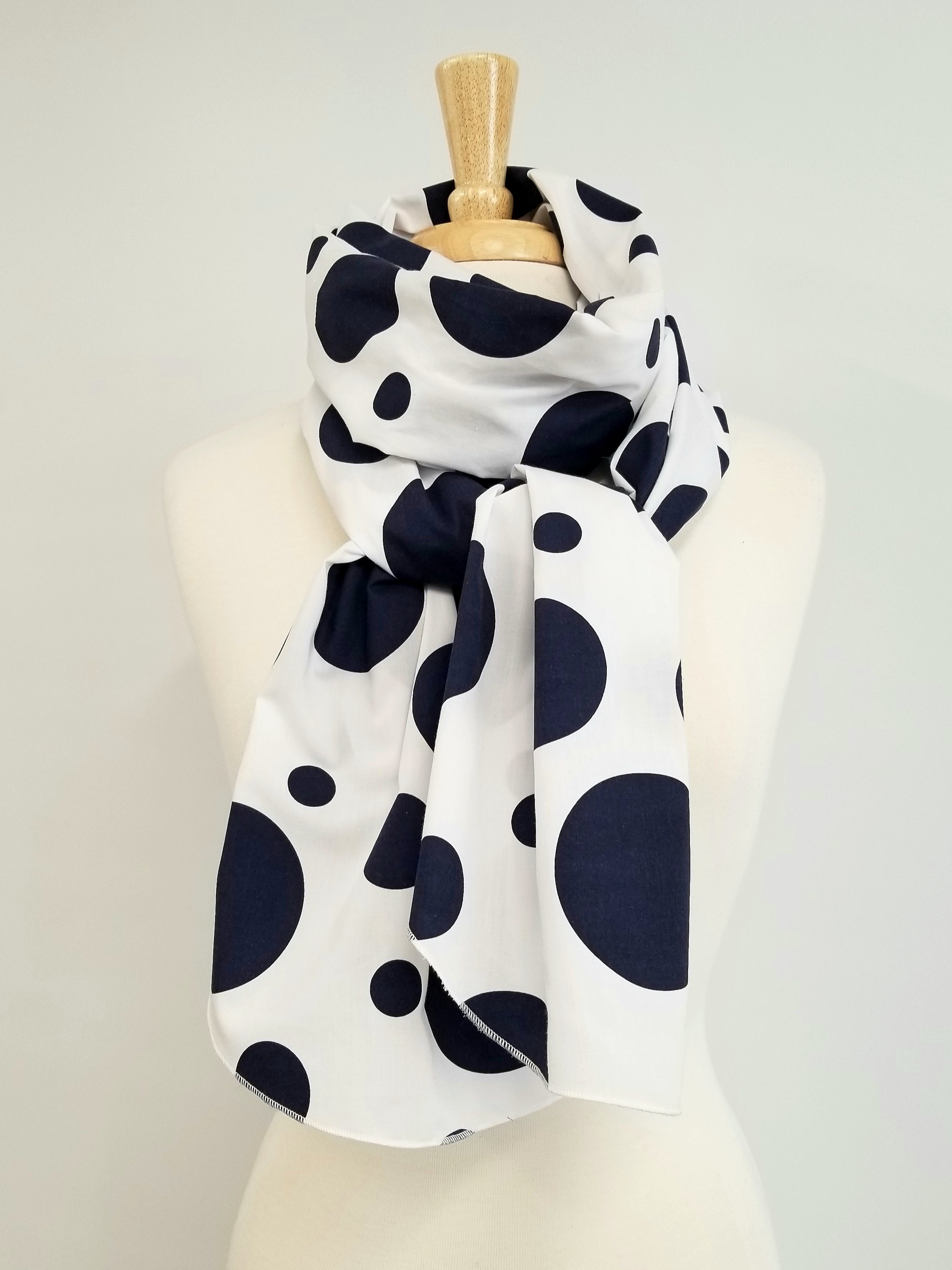 Foulard long coton à pois bleu marine sur blanc