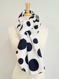 Foulard long coton à pois bleu marine sur blanc