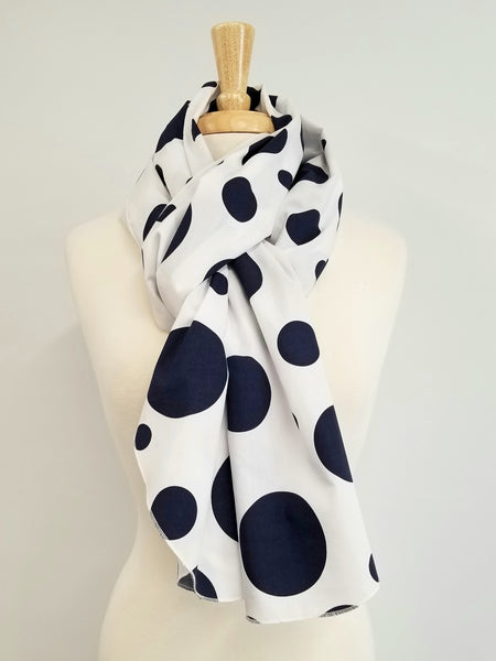 Foulard long en coton, grands pois bleu marine sur fond blanc
