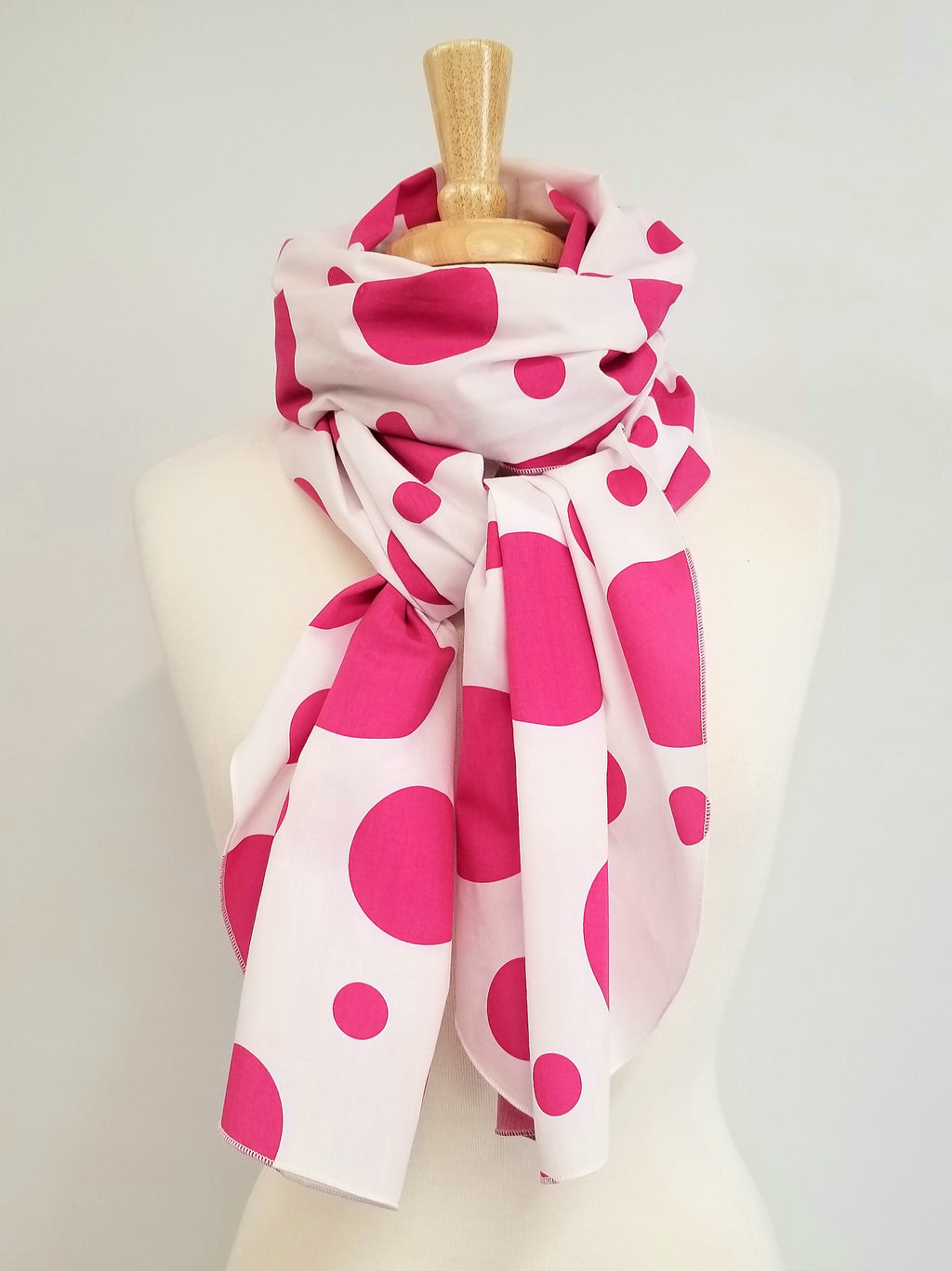 Foulard long en coton, grands pois fushia sur fond blanc