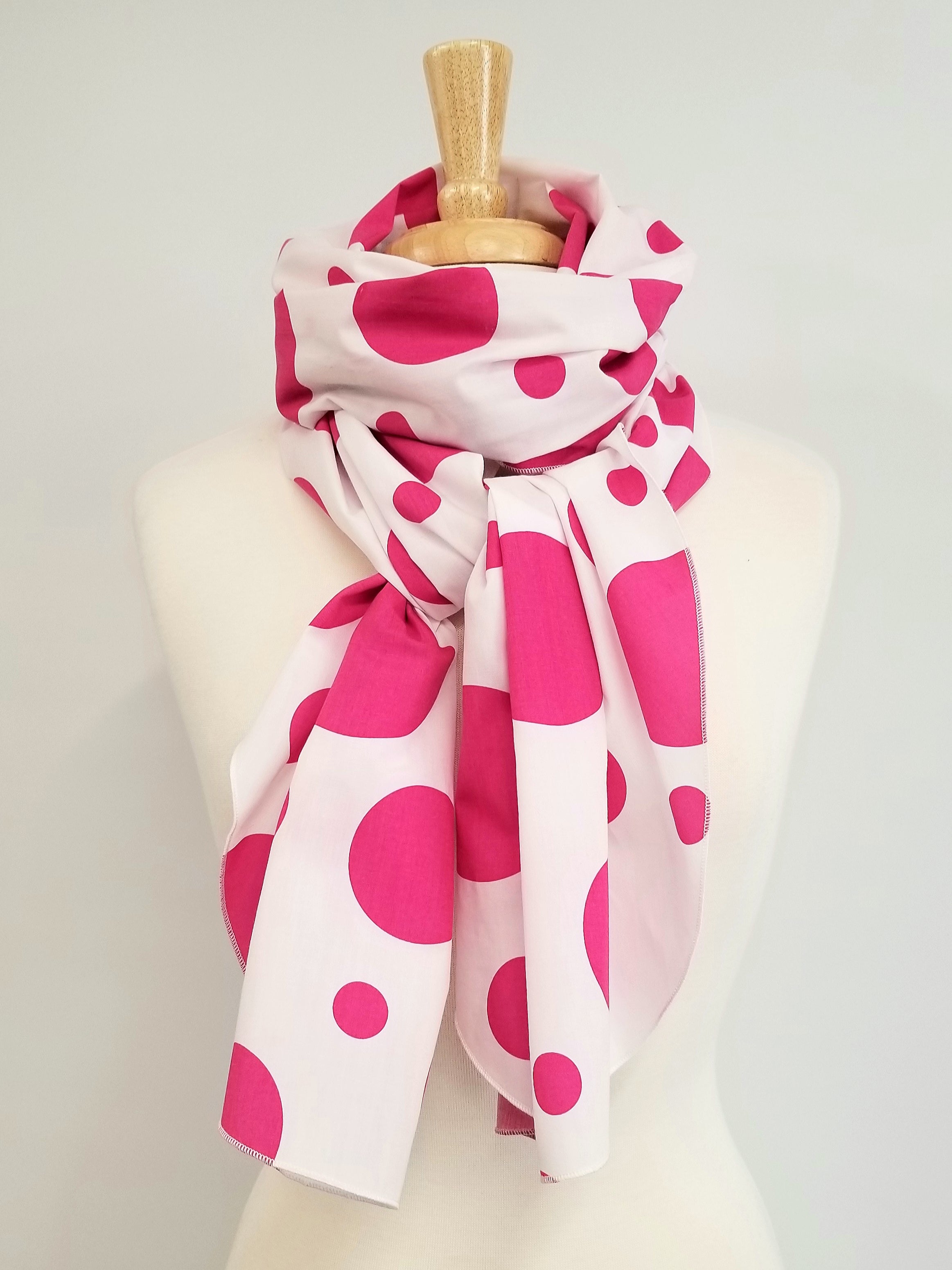 Foulard long en coton, grands pois fushia sur fond blanc