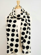 Foulard long en soie, imprimé pois noirs sur fond écru.