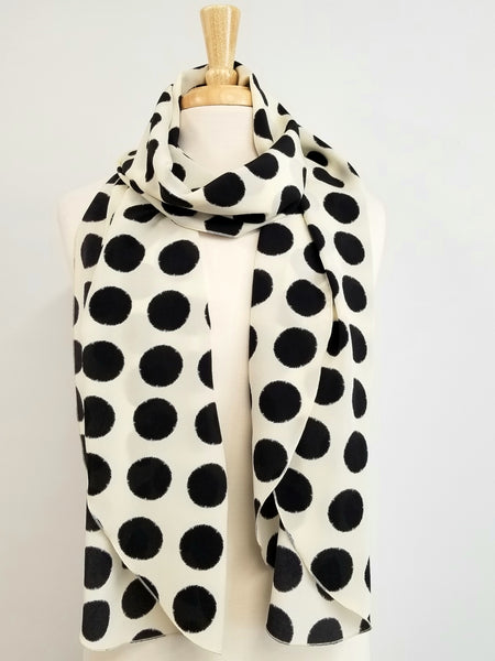 Foulard long en soie, imprimé pois noirs sur fond écru.