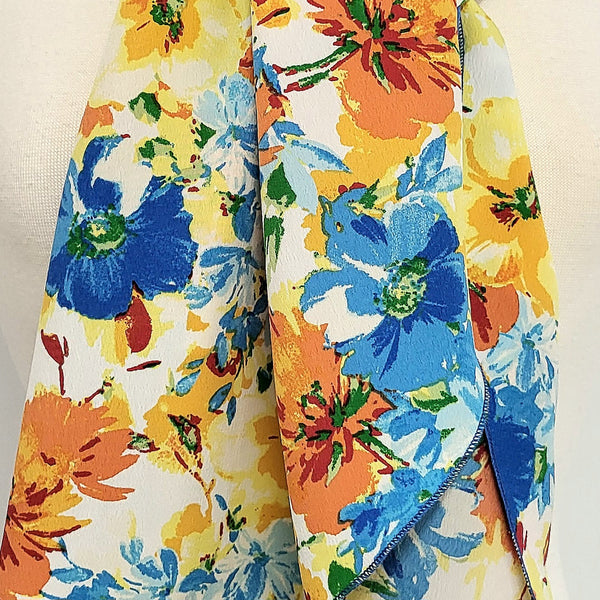 Foulard long fleuri en tons de bleu, jaune et orange