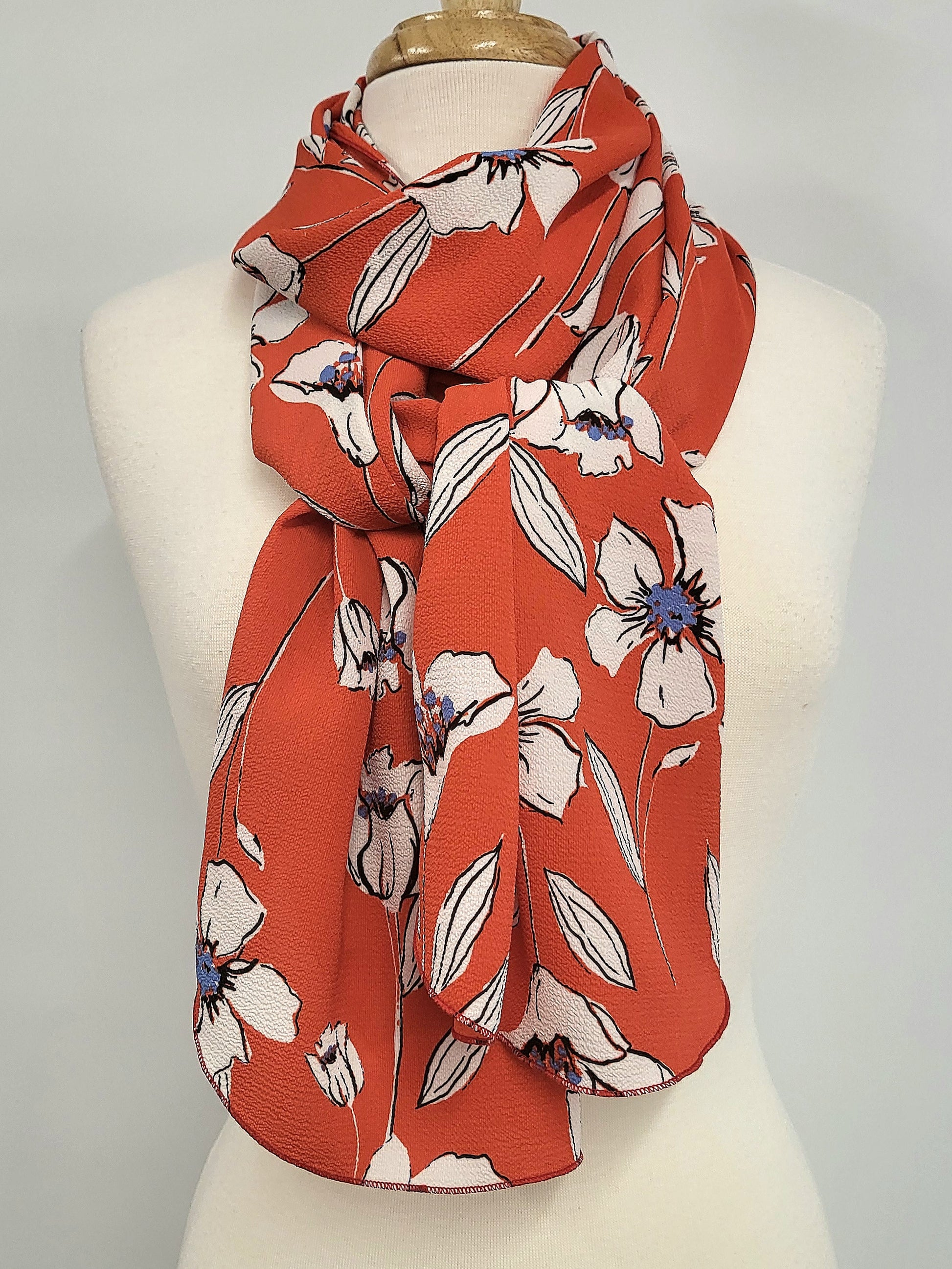 Foulard long à fleurs blanches sur fond rouge 