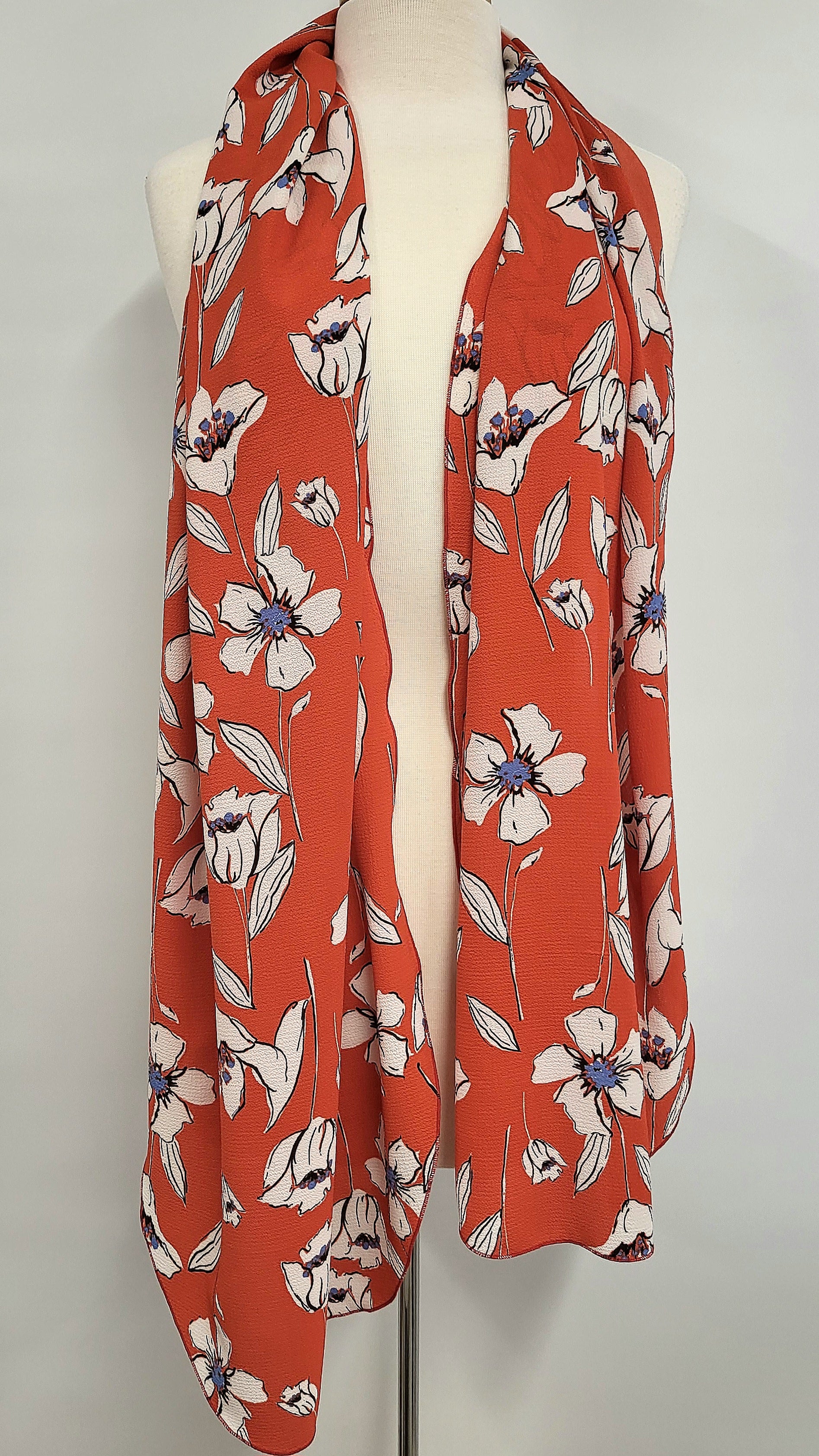 Foulard long à fleurs blanches