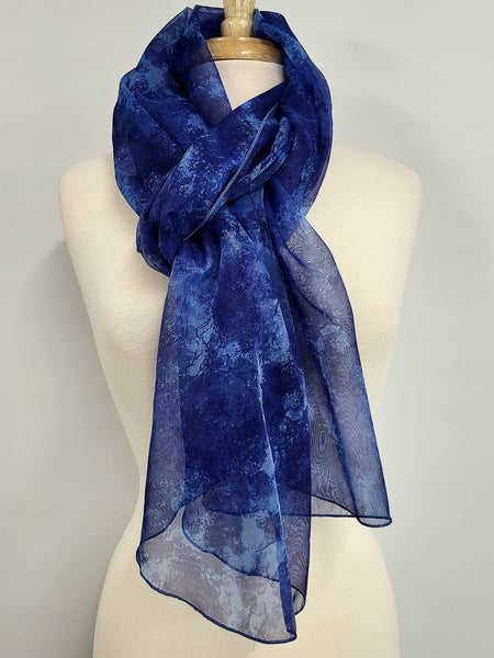 Foulard long et léger en tons de bleu